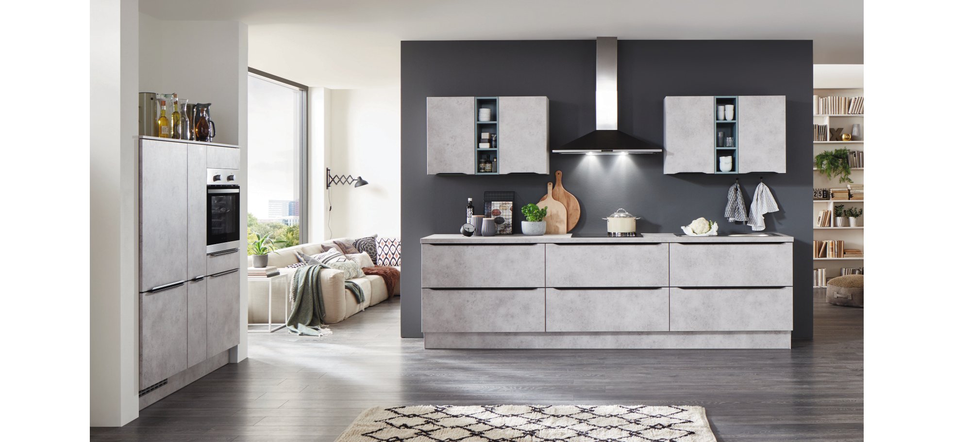 Kuechenzeile-und-Technikschrank-in-einer-modernen-Kueche-in-Keramik